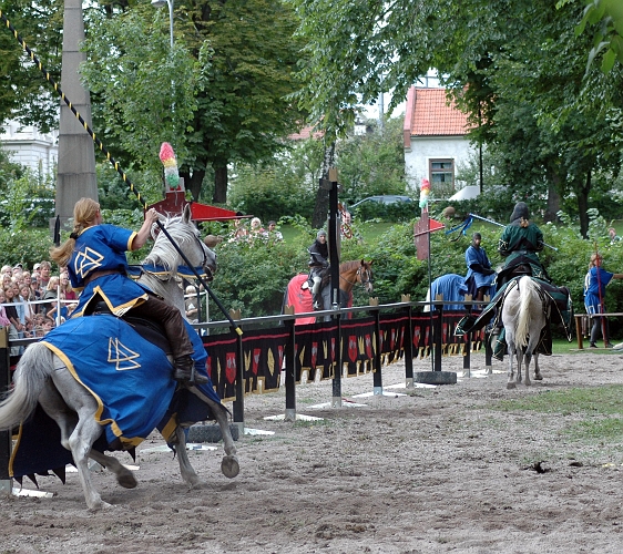 2005_0813 (34).JPG - Här ställs det prov på skicklighet med lansen